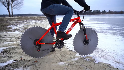 花费32小时打造巨型齿轮自行车,在冰面上如履平地,真是脑洞大开